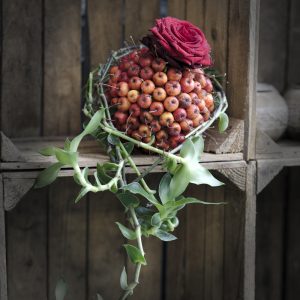 Bouquet Sposa Inverno. Mele selvatiche, succulenta, Rosa rossa